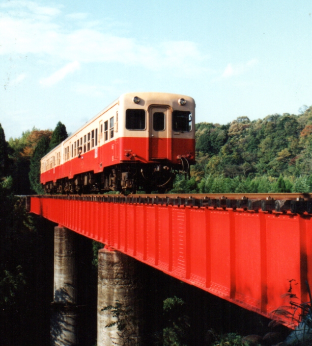 c4Y2v9RCk6l5pCA's tweet photo. 30年前の秋に訪問した小湊鉄道の様子です。
車両や沿線風景が昭和情緒満点ですが、現在も何ら変わっていませんね？　これは戦前設計のdmh17エンジンを現役で稼働させる整備の方々の努力と汗の集大成であって、もはや勲章級の技術だと思います。　#dmh17 #小湊鉄道 https://t.co/tZykAtHSHO