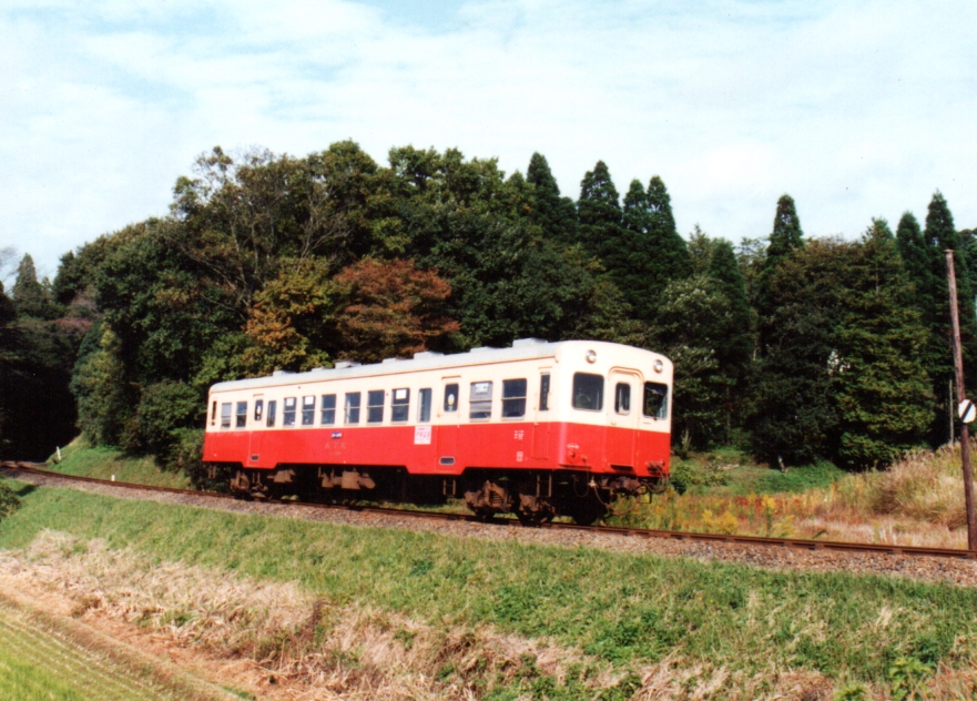 c4Y2v9RCk6l5pCA's tweet photo. 30年前の秋に訪問した小湊鉄道の様子です。
車両や沿線風景が昭和情緒満点ですが、現在も何ら変わっていませんね？　これは戦前設計のdmh17エンジンを現役で稼働させる整備の方々の努力と汗の集大成であって、もはや勲章級の技術だと思います。　#dmh17 #小湊鉄道 https://t.co/tZykAtHSHO