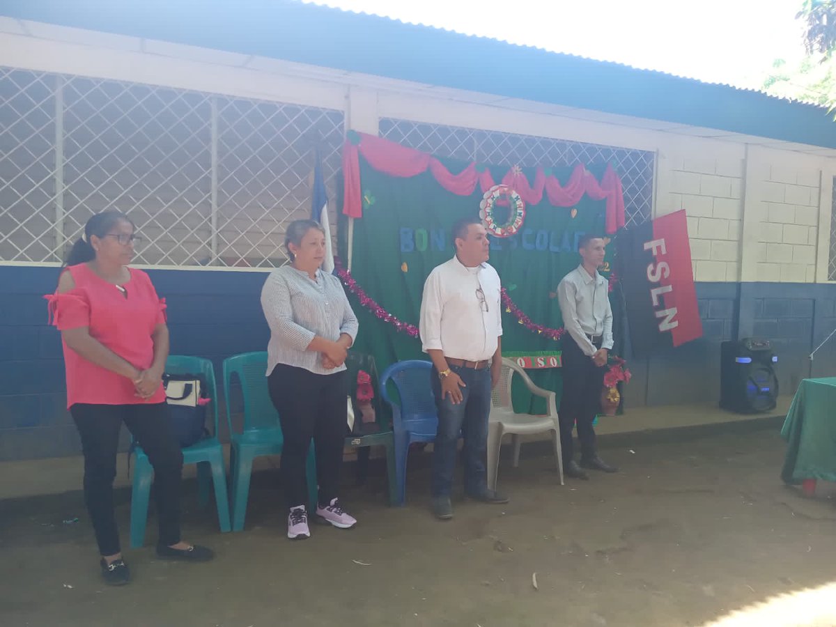 Estudiantes de 11amo grado del Instituto Santo Edipcia Castillo.
Recibiendo Bono Complementario otorgado por nuestro buen Gobierno para la continuidad de sus estudios profesionales.