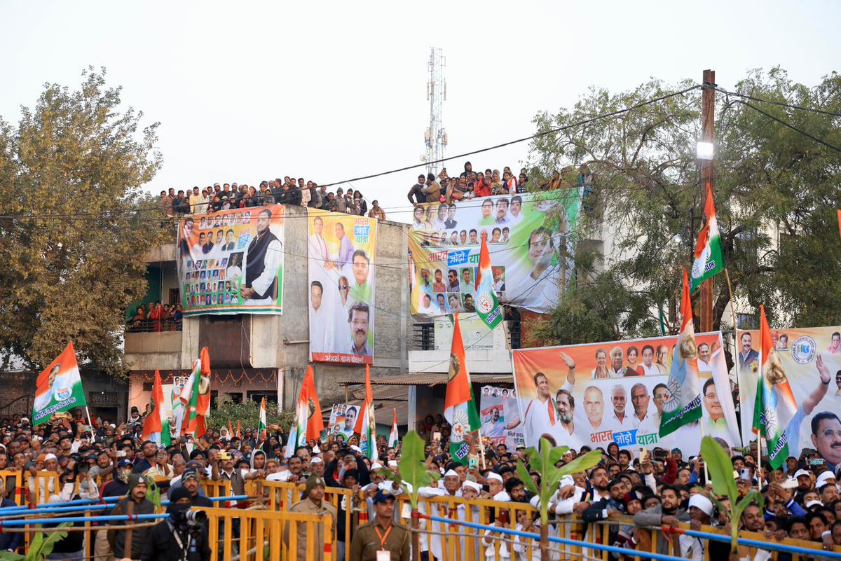 INCIndia's tweet photo. बाबा साहेब का आशीर्वाद, लोक नृत्य के रंग और मध्यप्रदेश की उत्साही जनता...प्रवेश के साथ ही #BharatJodoYatra ने हिंदुस्तान के 'दिल' में जगह बना ली है। https://t.co/fUd4U9Z6Pz