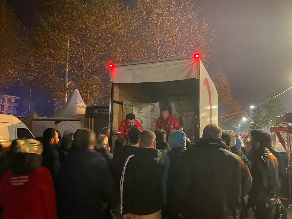 kizilaysakarya's tweet photo. Düzce'de meydana gelen 5.9 büyüklüğündeki deprem sonrası geceyi sokakta geçiren vatandaşlarımıza destek olmaya başladık. İkram aracımız da bölgeye intikal etti.

@kizilay
@drkerem @dr_ialtan @cevdet_koc @genckizilay54 @kizilayenglsz54 @kizilaykadin54 https://t.co/HakIFTwAJP