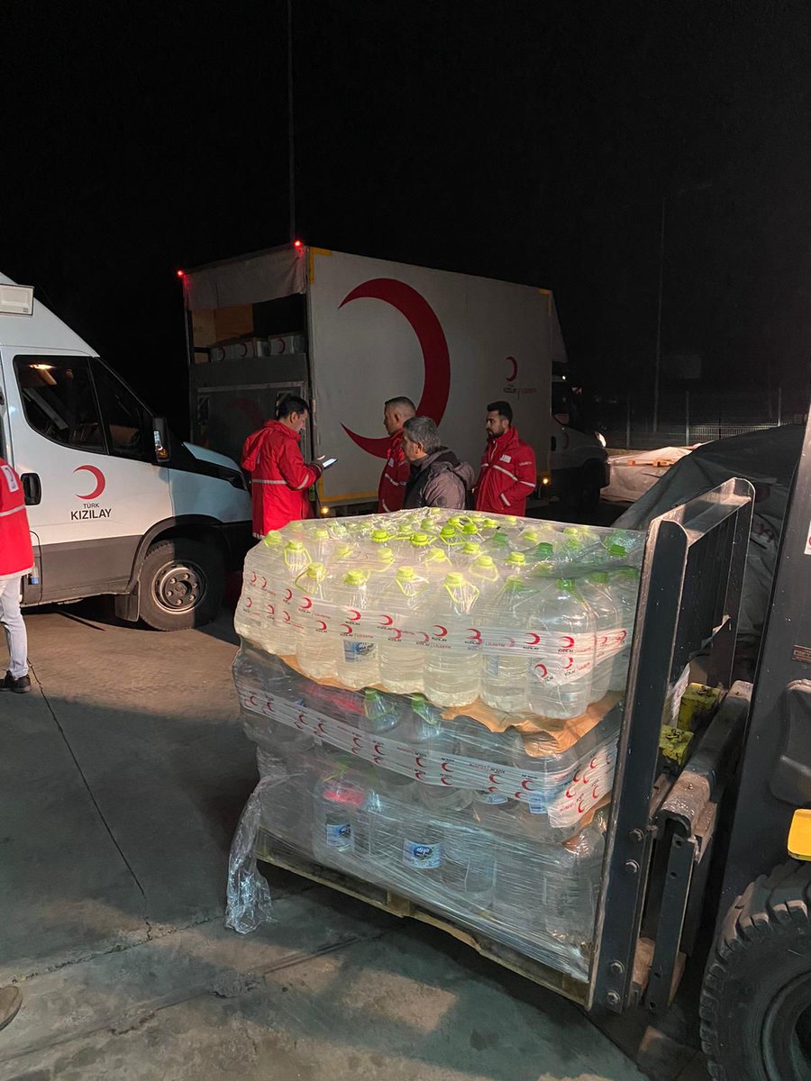 kizilaysakarya's tweet photo. Düzce'de meydana gelen 5.9 büyüklüğündeki deprem sonrası geceyi sokakta geçiren vatandaşlarımıza destek olmaya başladık. İkram aracımız da bölgeye intikal etti.

@kizilay
@drkerem @dr_ialtan @cevdet_koc @genckizilay54 @kizilayenglsz54 @kizilaykadin54 https://t.co/HakIFTwAJP