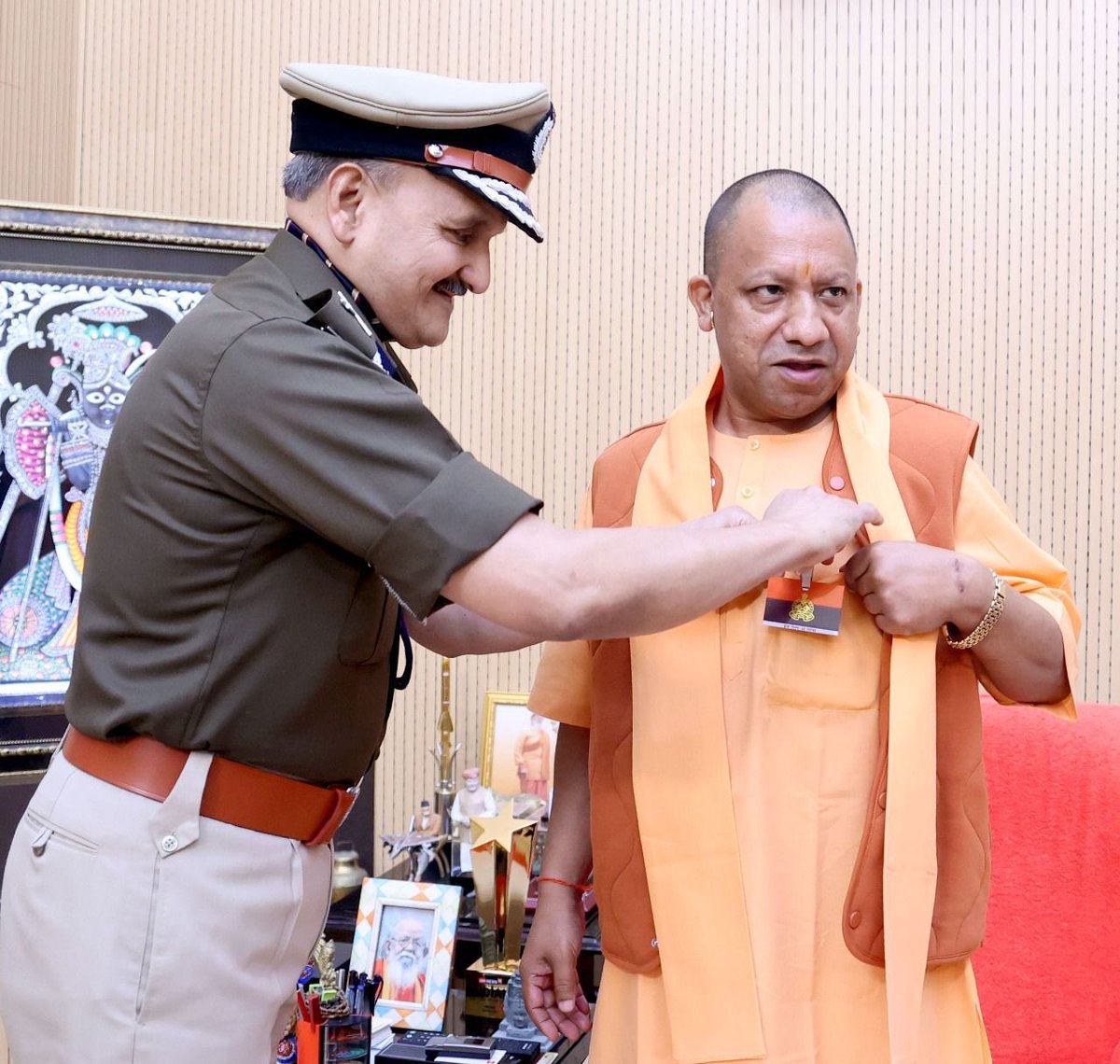 महाराज जी को पुलिस झण्डा दिवस के अवसर पर फ्लैग पिन लगाते पुलिस महानिदेशक उत्तर प्रदेश!