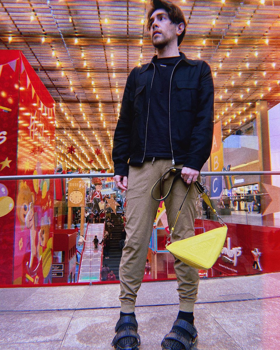 hussito's tweet photo. Posando la bolsa de #Prada https://t.co/tvtfRPyXPw
