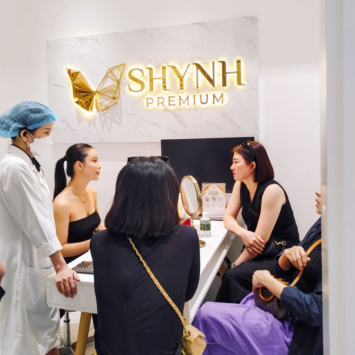 PShynh's tweet photo. 💙WHY WE SHOULD UPGRADE OUR LOOKS NOW?💙
Near the end of the year, the golden time to confidently make a decision to renew your beauty. 
#phauthuatthammy #pttmshynhpremium #nangnguc #nangmui #catmat #plasticsurgery #mogocmat #doncam #nangmuicautruc #nangngucmotiva https://t.co/6L8a7br8Ns