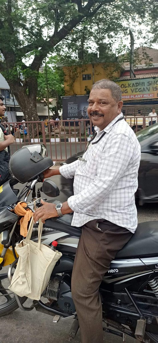 vmingoa's tweet photo. #panjimchronicles "Forget IFFI" said my friend and rock-solid ride on most days, Kamlakant 'Kamla' Naik, "right now it's 100 rupees for 20 bangdas in the market. You should go there first!"
#beingGoan #correctpriorities #Nuste https://t.co/5JLK8bAein