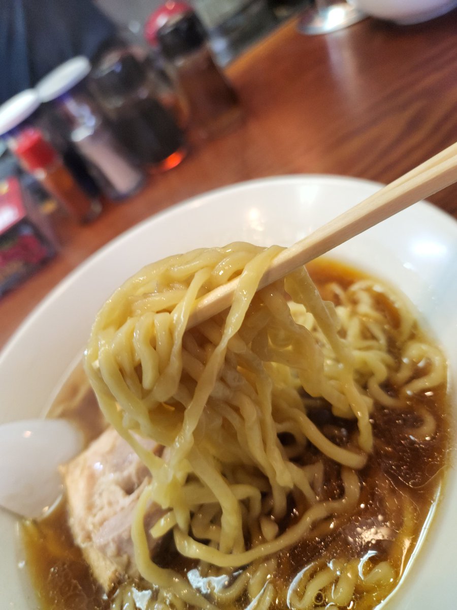 benben2106yanky's tweet photo. 土浦市☆良温♪酒田風中華そば♪ゆっくりと訪問ご当地ラーメンリスペクトにまんまと釣られた🎣ちょい待ちにて‼️アゴ出汁旨味の効いた醤油スープ激(,,•д•,,)ﾝﾏｯ!!プリプリの手もみ麺とベストマッチ💕ホロっと肉厚チャーシュー👍もぉ…何も言えねぇ…迷わず完食完飲‼️😍👌💯御馳走様でしたm(_ _)m https://t.co/RwotPbMpjk