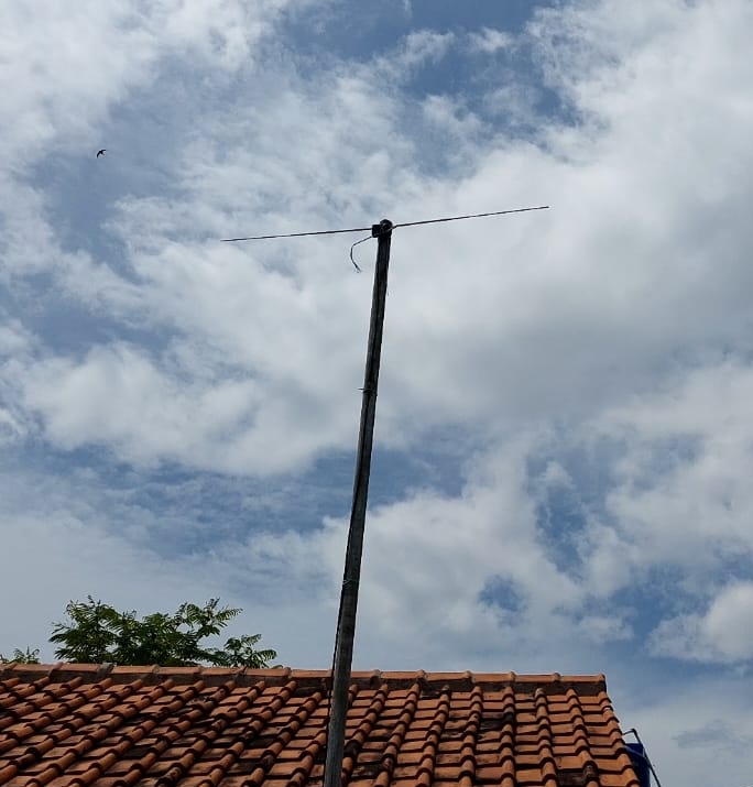 kawan kawan JRK Jabar sudah mulai mendirikan Radio Darurat Cianjur. Semoga bermanfaat baik di masa tanggap darurat

Yang mau nyumbang Radio Reciever (Transistor) untuk warga boleh lho, gabung jadi relawan informasi juga ditunggu.

#RadioDarurat 
#GempaCianjur
#RadioKomunitas