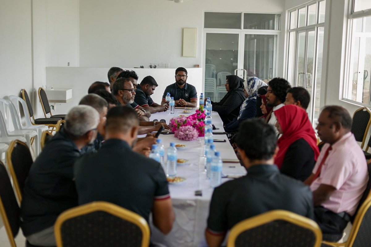 ހދ. އަތޮޅު ކައުންސިލްގެ މެންބަރުން މަކުނުދޫ ކައުންސިލާއި މުވައްޒަފުންނާ ބައްދަލު ކުރެއްވުން. 

މިބައްދަލުވުމުގައި ކައުންސިލް އިދާރާގައި ހުރި ދަތިތަކާއި ޚިދުމަތް ފޯރުކޮށްދިނުމުގައި ހުރި ގޮންޖެހުންތަކާއި ރައްޔިތުންގެ ކަންބޮޑުވުންތަކާމެދު މަޝްވަރާ ކުރައްވާފައިވޭ