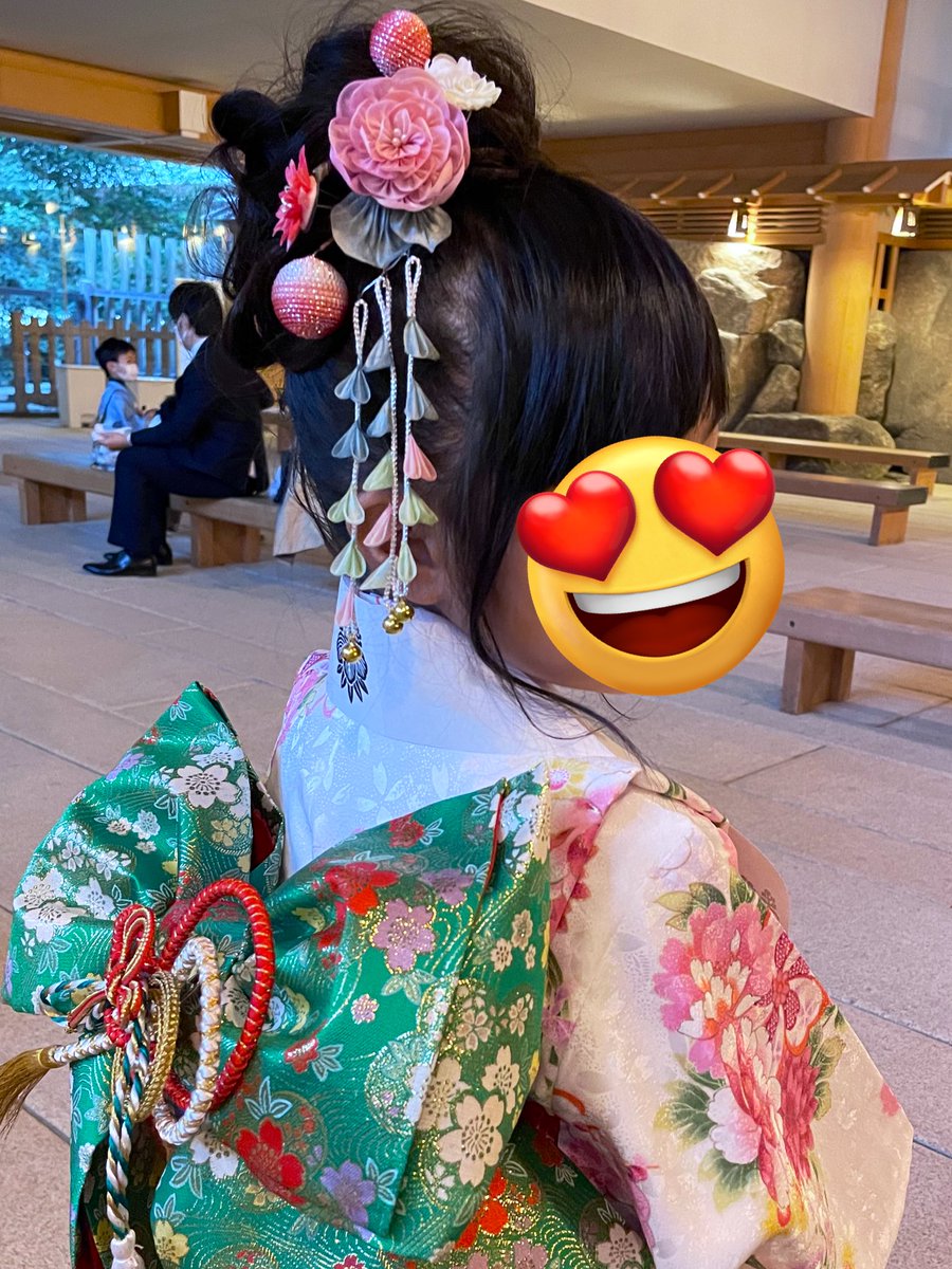 七五三でした👘💕
今回も外人さんから写真撮影されまくる
愛想爆発な娘なのでした。笑

髪飾りはいちからお姉作👏🏻👏🏻👏🏻

これからも笑顔忘れず愛嬌たっぷりで
元気に大きくなって欲しいと思います🥰💕