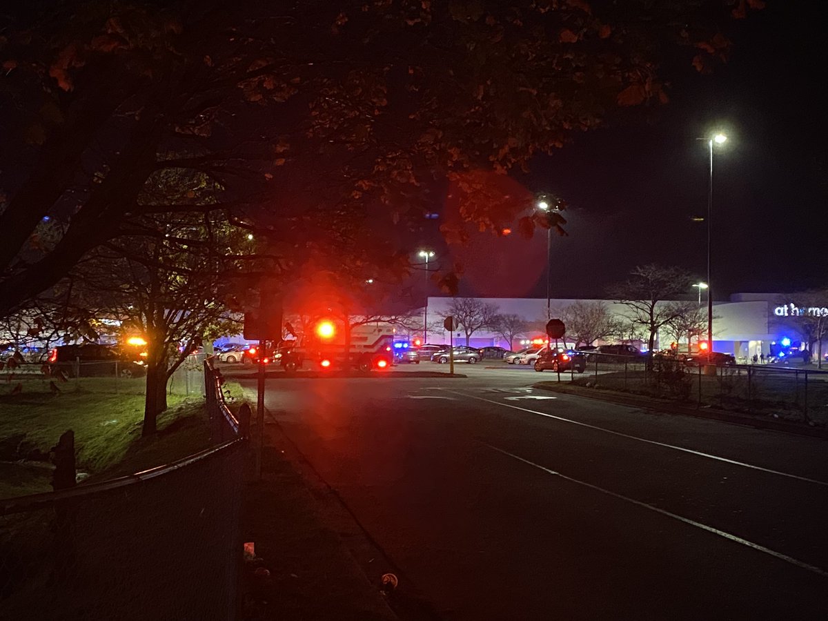 SarahHammondTV's tweet image. SHOOTING INSIDE CHESAPEAKE WALMART: what we know right now per police— multiple fatalities and injuries inside. Believe there is only one shooter, but they also believe that person is dead. This is off Battlefield Blvd. @13NewsNow