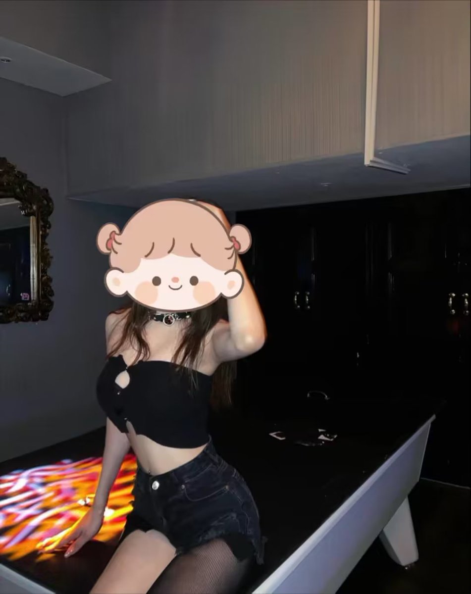 退圈结婚，结果还是耐不住寂寞又被丈夫嫌弃，离婚回到成都，折腾一圈，快30了，还是孤身一人。在酒吧新认识了黑爹，终究还是在床上还是沦陷了。不管你们怎么看我，我还是继续回来分享我的生活了。