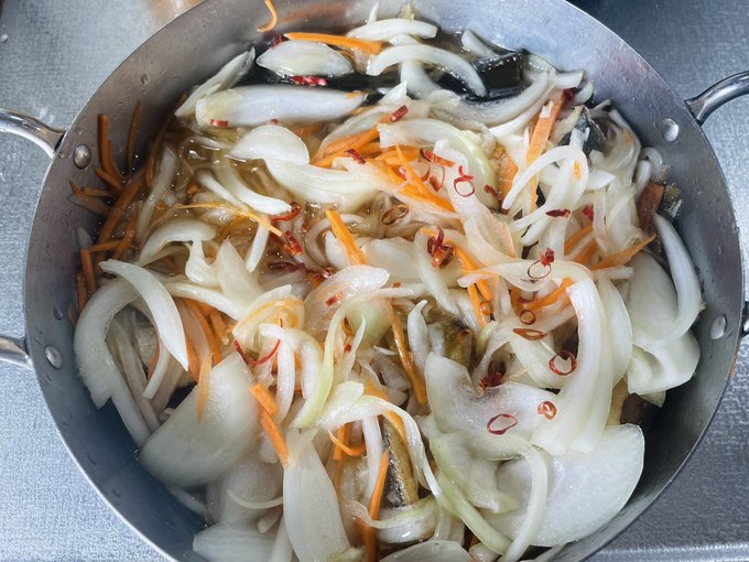 前に南蛮漬け作った時に我慢できなくて作りたてを食べたら骨が気になったの。でも半日くらい置いて食べると骨が格段に柔らかくなって食べやすくなってたから本当にお酢って骨を柔らかくするんだよって知ってて!!ということで美味しそうだけど夜まで寝かせます~ 