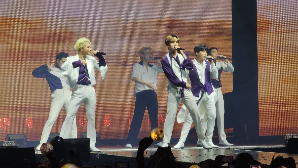 umbrielartist's tweet photo. Some more pics from #ateezinatlanta 
@ATEEZofficial #ateez https://t.co/yDujlcARR5