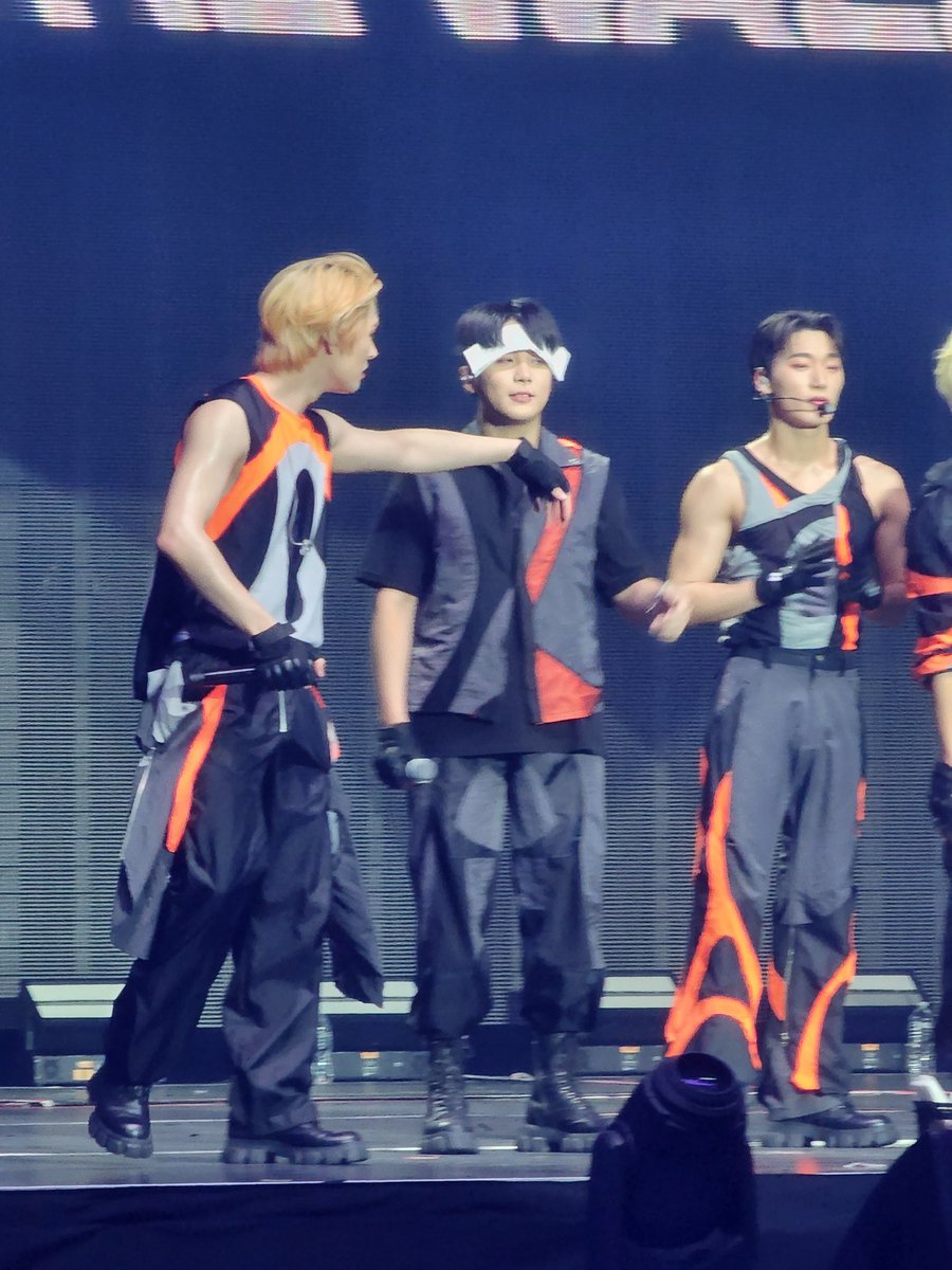 umbrielartist's tweet photo. Some more pics from #ateezinatlanta 
@ATEEZofficial #ateez https://t.co/yDujlcARR5