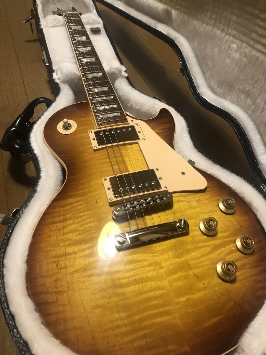 Kaokaocutter's tweet photo. #おめでとうレスポール
#lespaul70th 
遂に我が家にやってきた♪ https://t.co/RClfkWUoh4