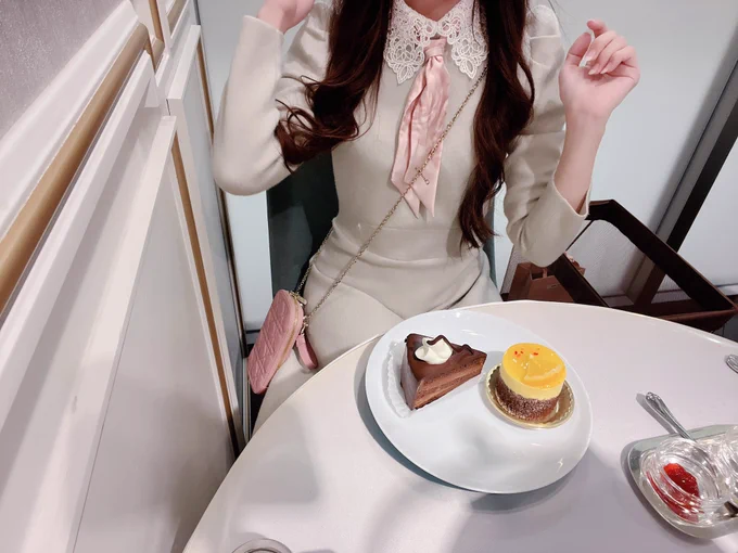 シンプルなニットワンピにミッツァ合わせるのかわいい 