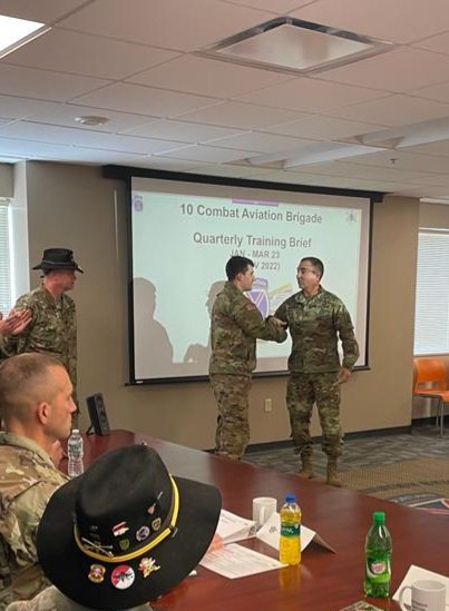 6_6acs's tweet photo. Always great to see our Troopers recognized for excellence!

CPT Joe Torchia receives a Division coin from @MTN6_CDR yesterday for his efforts in planning and executing our visit with @rosencsa and the Wallenpaupack team!

@10thCAB 
@10MTNDIV 
@ClimbToGlory_9 https://t.co/uvlKHyimPV
