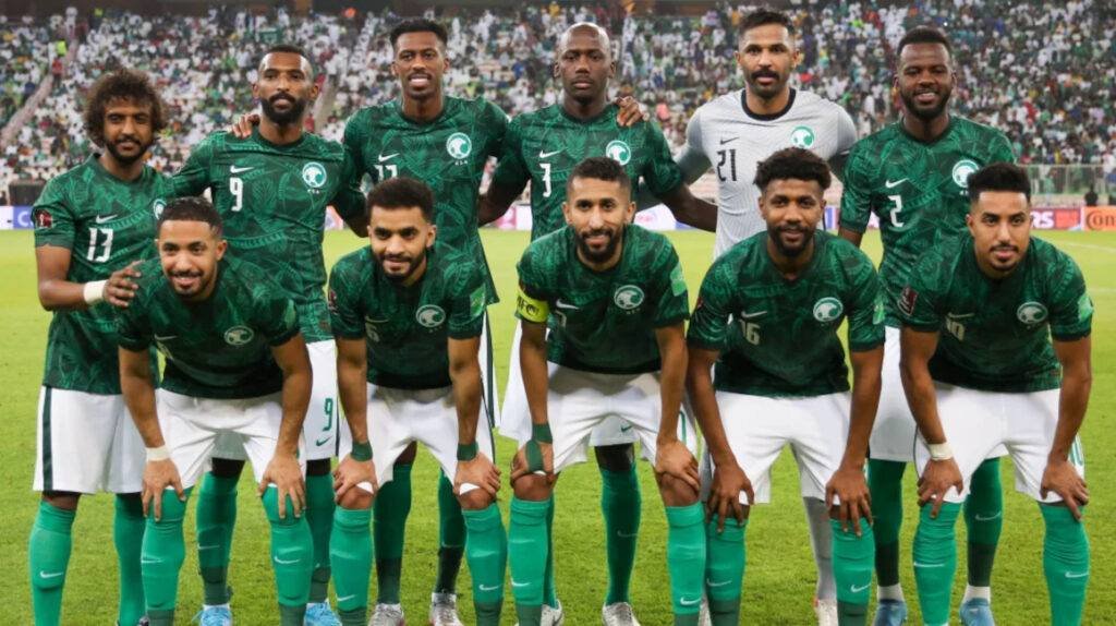 DefCentral04's tweet photo. Arabia Saudita demostró Masterclass de funcionamiento colectivo ante Argentina. 
Aquí el enlace con la nota completa:https://t.co/OS5hnMeuDO
#Respect 👏👏👏
#AromaFutbolero 
#Elairehueleamundial
#RespiramosFutbol 
#Qatar https://t.co/Owv1wTJHUz
