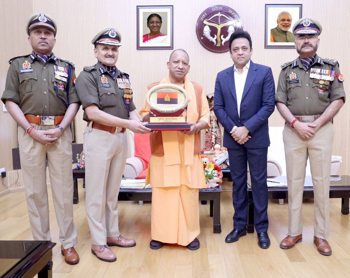 #UPCM <a href="/myogiadityanath/">Yogi Adityanath</a> को आज लखनऊ स्थित सरकारी आवास पर ‘पुलिस झंडा दिवस’ के अवसर पर पुलिस महानिदेशक, श्री देवेन्द्र सिंह चौहान जी ने पुलिस कलर (झंडा) लगाया।

मुख्यमंत्री जी ने सभी पुलिसकर्मियों को ‘पुलिस झंडा दिवस’ की शुभकामनाएं दी हैं।