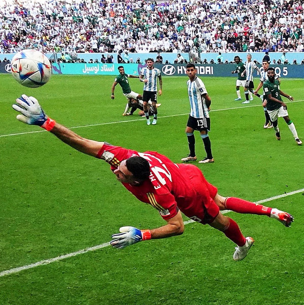 DefCentral04's tweet photo. En la repetición está el gusto, secuencia del gol de la victoria histórica de Arabia.🤩⚽️🔥
#AromaFutbolero 
#Elairehueleamundial 
#RespiramosFutbol 
#Qatar2022 https://t.co/lASpJQomZw