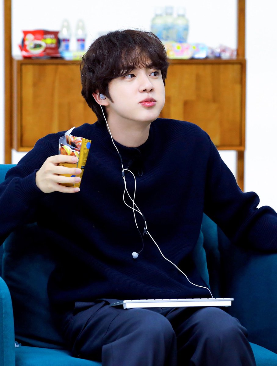 jinniesarchives's tweet photo. look at seokjin 🥺 https://t.co/Evya4FlVJ6