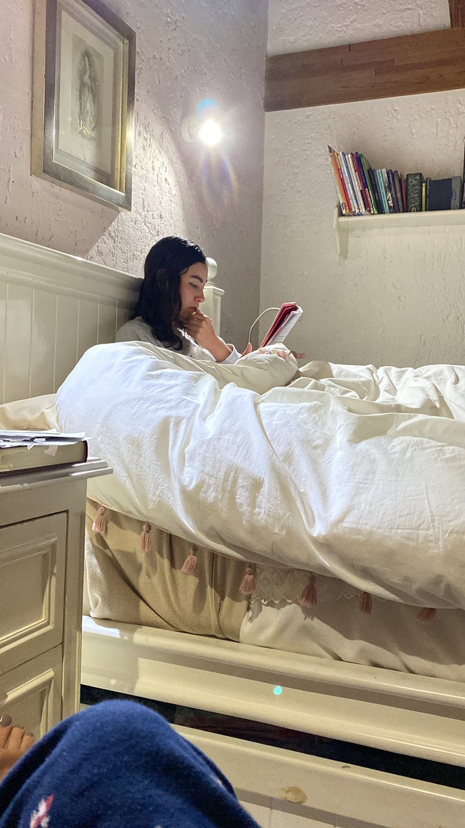 begollaca's tweet photo. Estudiando desde el viernespara un examen “sorpresa” que no sabe si es mañana o si va a pasar https://t.co/6nuSQxLxNL