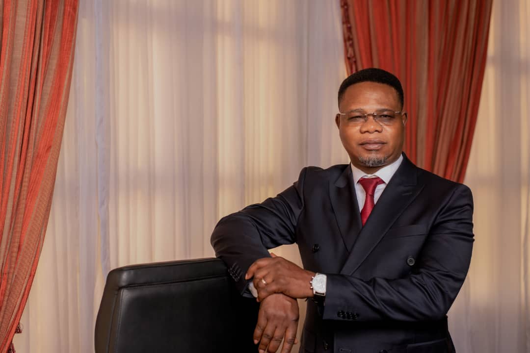 ShogunCedric's tweet photo. Coe Shogun Cédric , souhaite un heureux anniversaire à son excellence Eberande Kolongele, ministre du numérique. https://t.co/nL5KbRq3Rp
