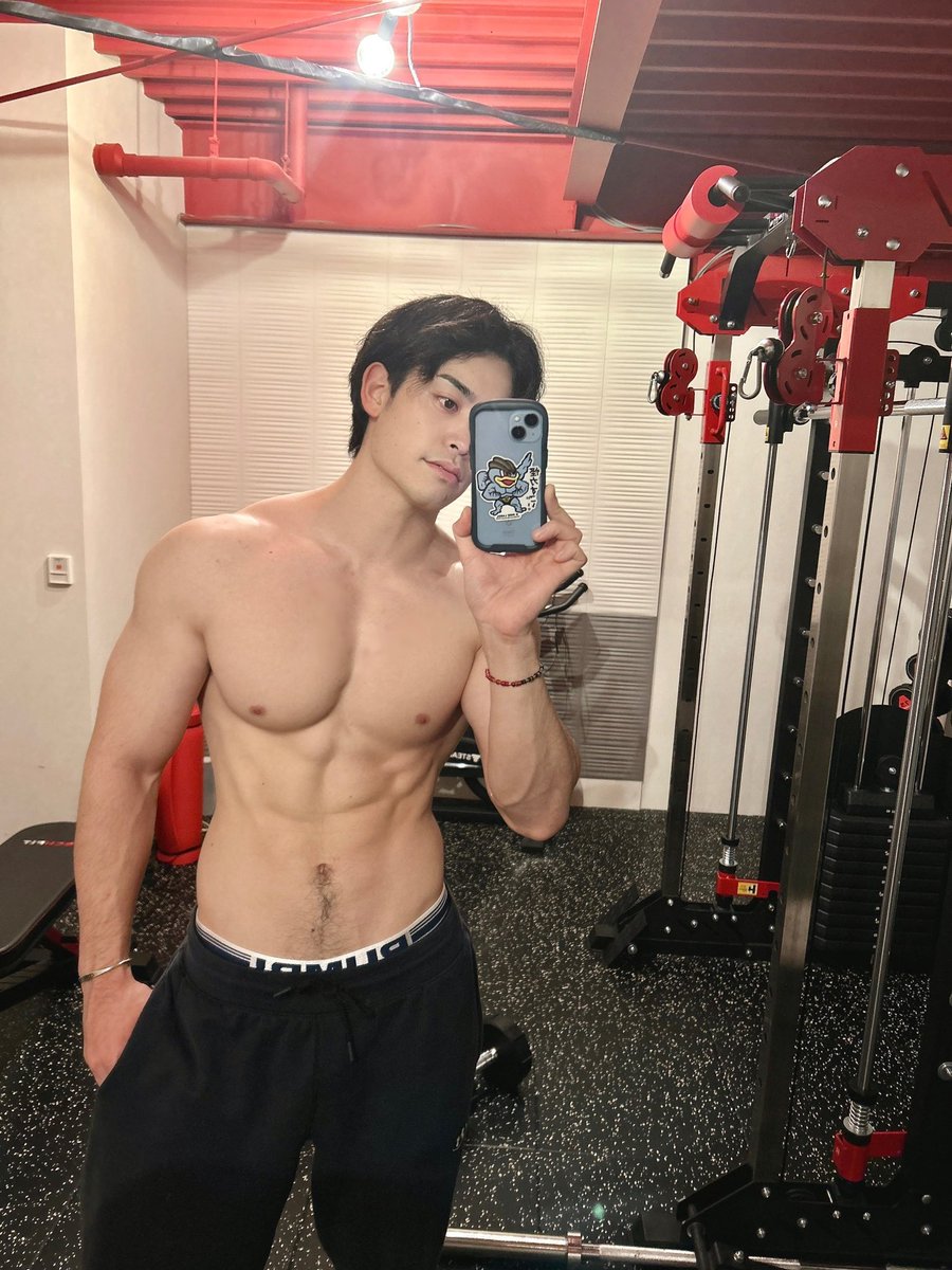 musclemasmas's tweet photo. 雨なので引きこもり。
お客さん来ない時間はアニメを見るのです。 https://t.co/bkiXMsR0Me