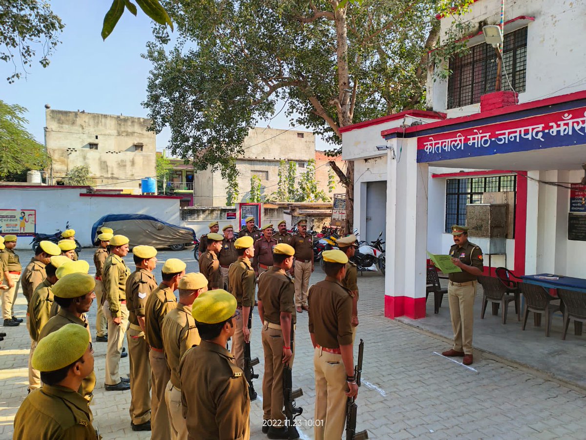 moth_police's tweet photo. आज दिनांक 23.11.2022 को थाना मोंठ पुलिस अधिकारी व कर्मचारी गण द्वारा झण्डा दिवस के सुभ अवसर पर सलामी दी गई । @sspjhansi @ComothJhansi https://t.co/Z0w8NRGYVG