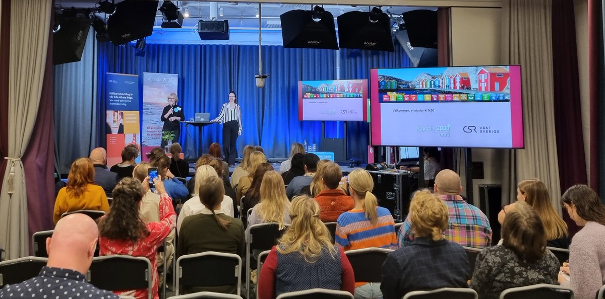 Sofia Hedström, verksamhetsledare för Agenda 2030 i Väst och Karin Karendal, projektledare på <a href="/CSRVastsverige/">CSR Västsverige</a> är först på scen och berättar om arbetet som görs inom samverkan och hållbar utveckling. #2030vastkonf #Agenda2030
