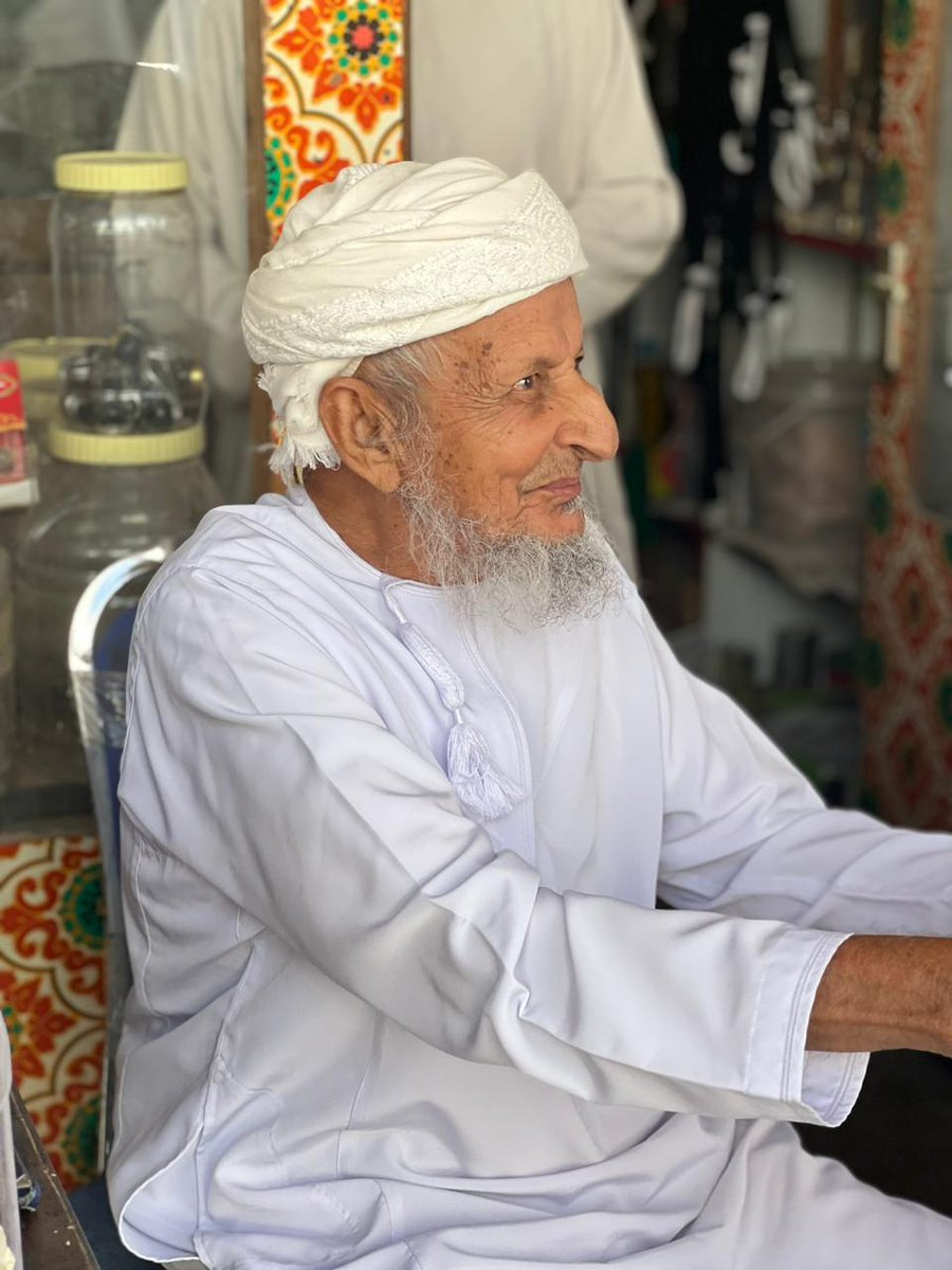 YaqoobMubarakS1's tweet photo. شكرا للمصور المبدع في العائلة(زكريا) لالتقاطاته الرائعة صباح اليوم لوالدي العزيز في سوق إبراء بشمال الشرقية... كم أنا مشتاق لوالديّ أسأل الله أن يحفظهما ويبارك في أعمارهما ويرزقهما الصحة والعافية. https://t.co/DqBDxFKxXh