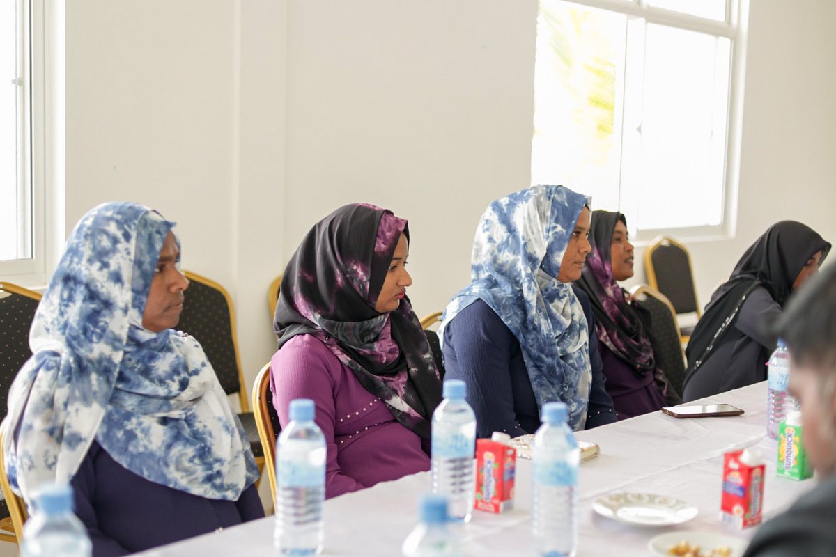 ހދ. އަތޮޅު ކައުންސިލްގެ މެންބަރުން މަކުނުދޫ އަންހެނުންގެ ތަރައްޤީއަށް މަސައްކަތްކުރާ ކޮމިޓީއާ ބައްދަލު ކުރެއްވުން