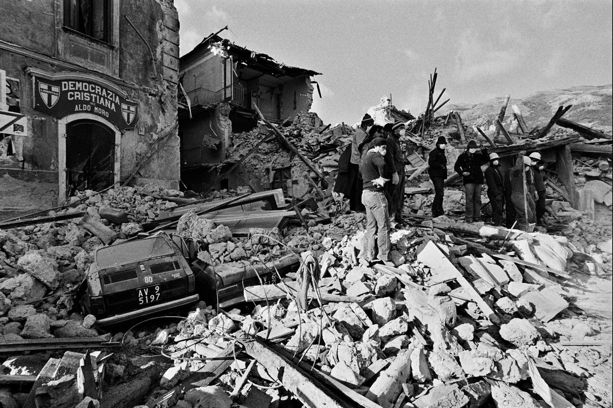lastoriadioggi's tweet photo. 23 novembre 1980, ore 19:34, la terra trema in Irpinia; una scossa di magnitudo 6.9 causa la morte di quasi tremila persone, ne ferisce ottomila e ne lascia 280.000 senza casa. La tragedia fu resa più drammatica dal ritardo dei soccorsi, fatto denunciato dal presidente Pertini… https://t.co/SxUNQu8iph