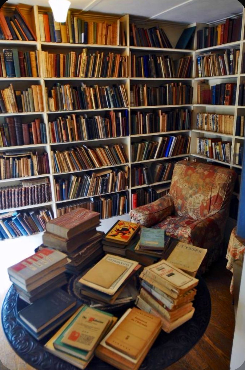 iampaolamedina's tweet photo. «A mí me gusta pensar que la vida existe para llegar al libro correcto».

#MaríaJoséCastaño ✍️ https://t.co/BJtveMW2vX