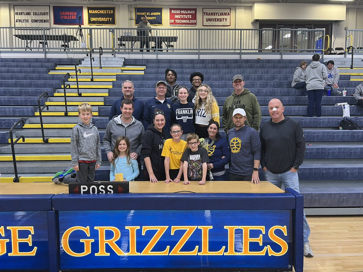 brian_cre's tweet photo. Good looking crew to watch @jkcoon03 and the @FCGrizWBB thanks to @kris76980264 (bday girl) @matts1111 @RhettSchreiber @thakilla @Coondog_23 #GoGriz https://t.co/af7TosQr1I