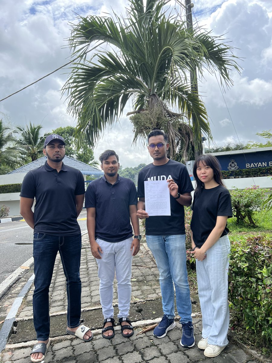 md_syzwan's tweet photo. Saya bersama wakil-wakil dari kepimpinan MUDA Pulau Pinang selesai membuat laporan polis terhadap pemilik akaun tiktok syahir_norhisham yang menyebarkan video bersifat fitnah terhadap Pakatan Harapan dan parti-parti lain yang diwakili oleh orang bukan melayu Islam. https://t.co/4tBoZwNYr0