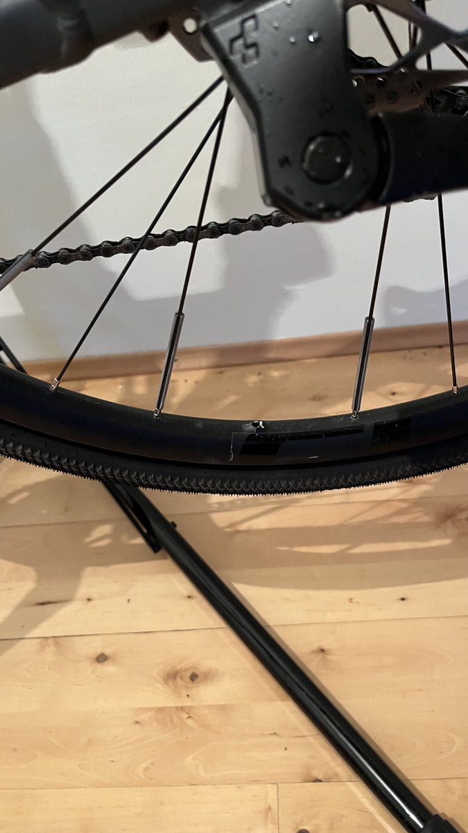 Mouldmaster's tweet photo. Mein Rad wollte mir am Montag nach dem Urlaub wohl etwas sagen….
Also den Ersatzlaufradsatz montiert… 🧐🙄 https://t.co/T120RvI4XM