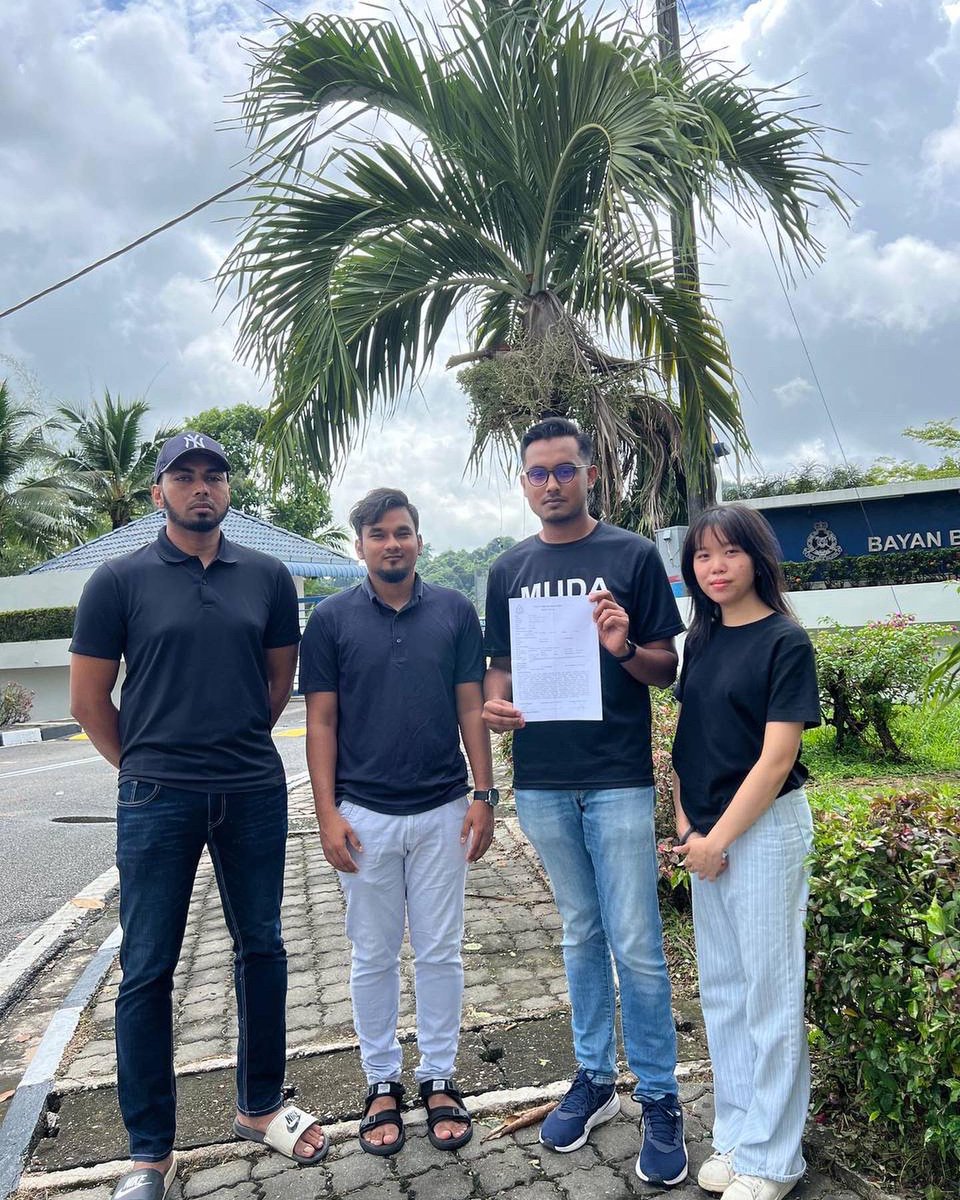 mudapulaupinang's tweet photo. [23 November 2022] 

(1/2) Wakil-wakil dari kepimpinan MUDA Pulau Pinang selesai membuat laporan polis terhadap pemilik akaun tiktok syahir_norhisham yang menyebarkan video bersifat fitnah terhadap Pakatan Harapan dan parti-parti lain yang diwakili oleh orang bukan melayu Islam. https://t.co/TeIJy01mda