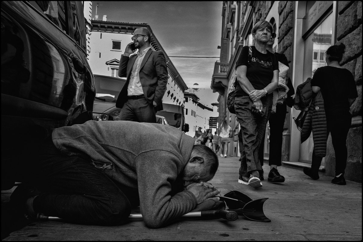 _jameshayman's tweet photo. GM. Florence,2022. Everyone need to be noticed. We are all of one family. Please visit https://t.co/U8dn6txRPj and help. #charity #peopleinneed #studioabba #prfornfts #nftcollector #nftcollection #streetphotography #street #blackandwhite #streetartistry #streetexploration https://t.co/V7pqxz2PYK