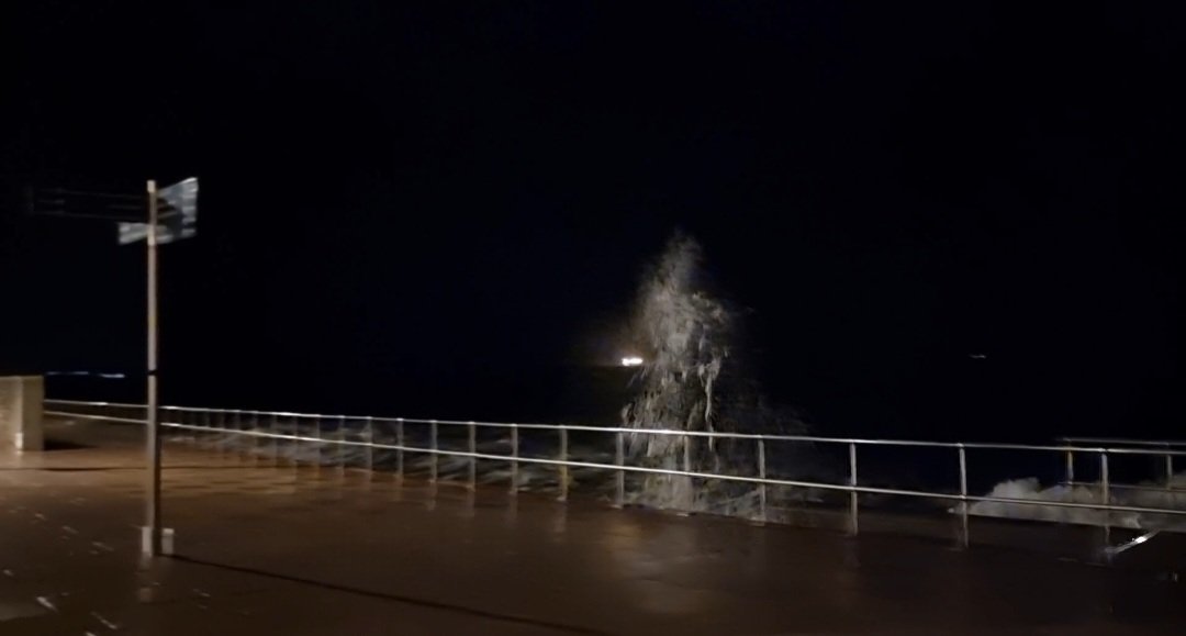 Twitchin2's tweet photo. 🌊 https://t.co/1Hn4O10I1t