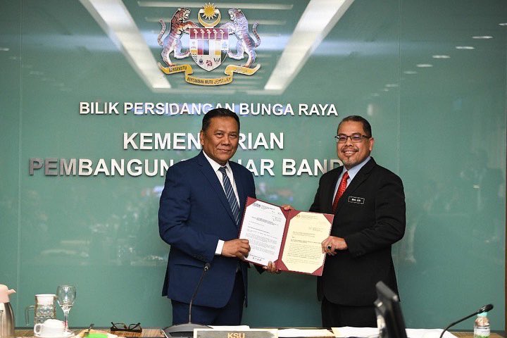 kkdw_gov's tweet photo. Seluruh warga kerja KPLB ingin merakamkan setinggi-tinggi tahniah di atas pelantikan Yang Berusaha Tuan Haji Mohd Asri bin Baharum@Harun atas pelantikan sebagai Pengurus Besar PERDA berkuat kuasa pada 1 November 2022.
#kplb
#luarbandarsejahtera https://t.co/lMuE98FaQI