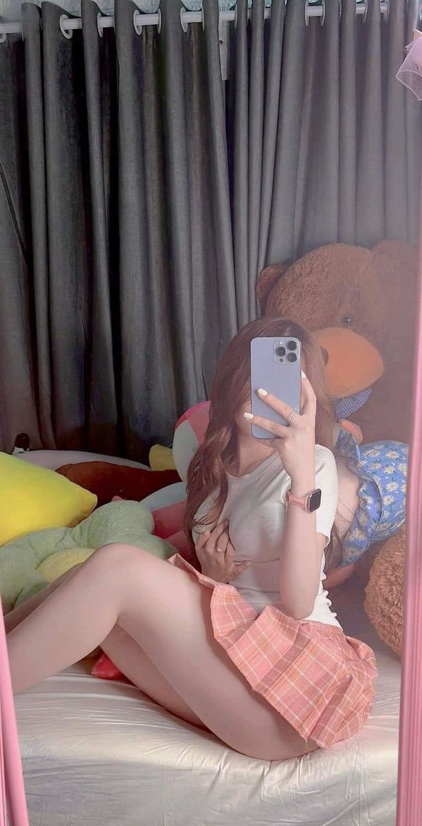 Thao2002d's tweet photo. Mấy anh sạc điện thoại đi nhá tối nay 10h em livestream show nha . https://t.co/ZHb97mxKC5