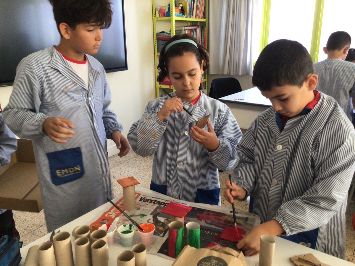 Escola_EMDN's tweet photo. Els nois i noies de #4tprimària, a l’aula viva Taller de les idees, estan treballant en equip per dissenyar i construir el seu pròpi circuit de caniques amb material reciclat. D’aquesta forma contribuïm a desenvolupar l’autonomia i la creativitat de l’alumnat. #escolaemdn https://t.co/WfmbN5xPVK