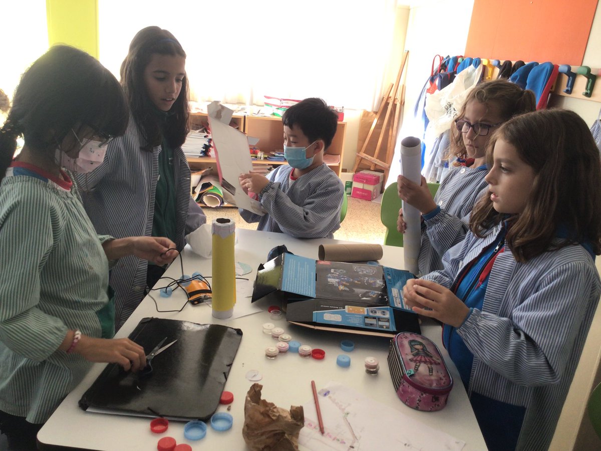 Escola_EMDN's tweet photo. Els nois i noies de #4tprimària, a l’aula viva Taller de les idees, estan treballant en equip per dissenyar i construir el seu pròpi circuit de caniques amb material reciclat. D’aquesta forma contribuïm a desenvolupar l’autonomia i la creativitat de l’alumnat. #escolaemdn https://t.co/WfmbN5xPVK