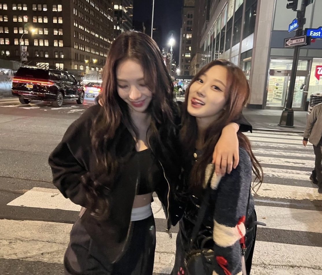 picskarina's tweet photo. #karina &amp; giselle 🖤 https://t.co/IWapTNVeAT