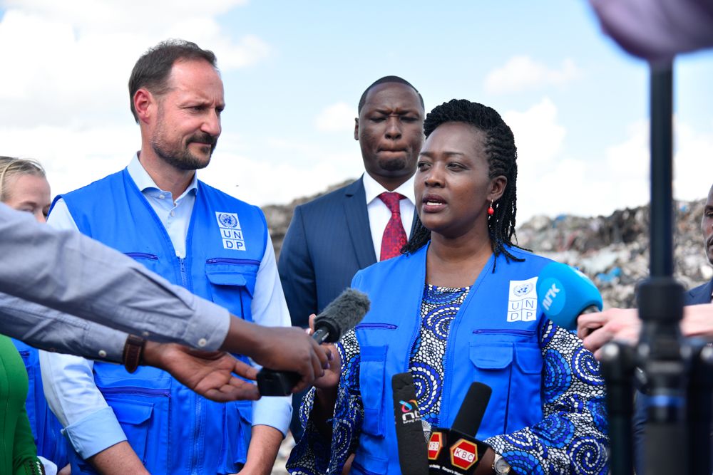 NorwayInKenya's tweet photo. Sustainable waste management is essential for both environmental protection &amp; livelihood creation in #informalwaste sector. HRH Crown Prince Haakon visited Kitengela Waste Management Entrepreneurship Hub to gain insight into community-based efforts for green &amp; just transition♻️🌍 https://t.co/8hZ2ycNe7t