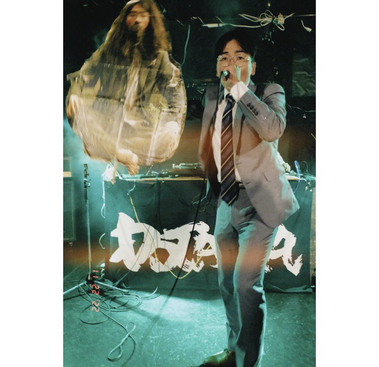 ruwitter2020's tweet photo. パスフェスめちゃめちゃ楽しかった！最初から最後まで！DOTAMAさんのライブはエネルギー半端ない。登場から板付き全開。しびれた〜！余韻。
 #pasfes #パスフェス ＃パスフェス005 #DOTAMA https://t.co/fTLDOdXwkR