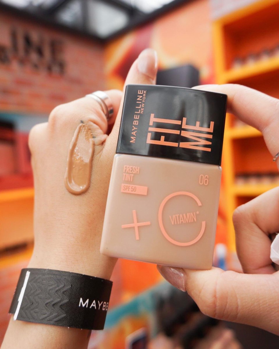 KIKI48_xx's tweet photo. #ทิ้นท์ผิววิตซี 🍊Maybelline เปิดตัวรองพื้นใหม่ ในงาน The Musical Event บอกเลยว่างานนี้คือสนุก ปล่อยจอยสุดๆ! รองพื้นตัวนี้ผสมสกินแคร์ เน้นโชว์ผิว ไม่เน้นปกปิด แต่สามารถเบลอรูขุมขนได้ดี มีทั้งกันแดด และ บำรุงควบคู่ไปในตัว ควรค่าแก่การลองมาก #FreshTintEvent
#MaybellineThailand https://t.co/FWAq96sVlX
