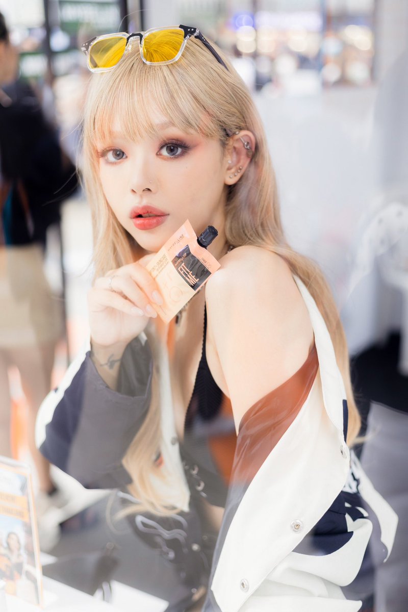 KIKI48_xx's tweet photo. #ทิ้นท์ผิววิตซี 🍊Maybelline เปิดตัวรองพื้นใหม่ ในงาน The Musical Event บอกเลยว่างานนี้คือสนุก ปล่อยจอยสุดๆ! รองพื้นตัวนี้ผสมสกินแคร์ เน้นโชว์ผิว ไม่เน้นปกปิด แต่สามารถเบลอรูขุมขนได้ดี มีทั้งกันแดด และ บำรุงควบคู่ไปในตัว ควรค่าแก่การลองมาก #FreshTintEvent
#MaybellineThailand https://t.co/FWAq96sVlX